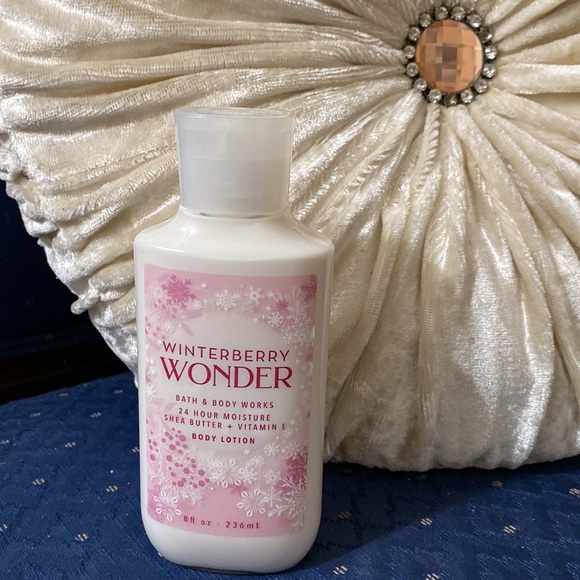 BATH & BODY WORKS SET. . . WINTERBERRY WONDER SCENT - Picture 5 of 6